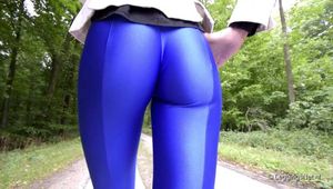 Blaue Leggings, Arsch und Cameltoe