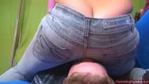 Isabella's smart(phone) jeans-facesitting