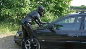 Sinha bei der Autowäsche