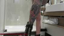 Lola and Domi Piss 01