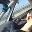 Breitbeinig über die Autobahn