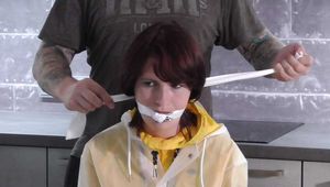 Miss Petra in Schmuddelwedda Regenmantel, Rains Regenmantel und Ilse Jacobsen Regenhose (mit Bondage)