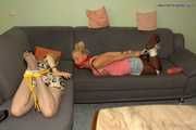 Cindy und Vanessa A - Fesselspiele zu Hause 4