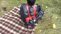 Stella wird gefangen genommen und streng hogtaped in Müllsack Kleid (video)