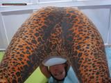 Benita facesitting in leo-leggins
