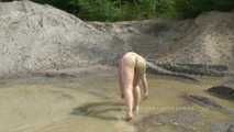 Nackt im Schlamm und Sex