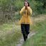 Miss Petra macht einen Spaziergang in Hunter Regenjacke und Regenhose (wiederholte Version)