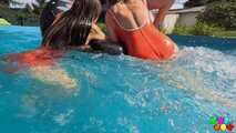 1320 Zwei Girls, ein Pool