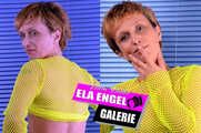 Ela Engel im Studio mit gelben Netzshirt