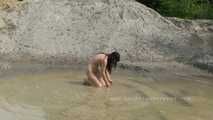 Nackt im Schlamm und Sex
