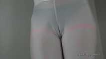 Cameltoe und schwarze Handschuhe