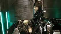 Madame Zoe - Extreme Benutzung der verschlauchten Gummipuppe 