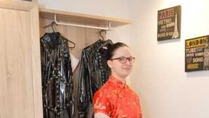 Gefesselt im Satinkleid