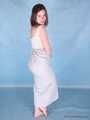 Affable - Swing-liebende Brünette in einem weißen Kleid wird geil