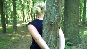 An einen Baum gekettet