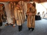Kallisti & Jassi in Pelz, Lycra und Bondage