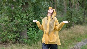 Miss Petra macht einen Spaziergang in Hunter Regenjacke und Regenhose (wiederholte Version)
