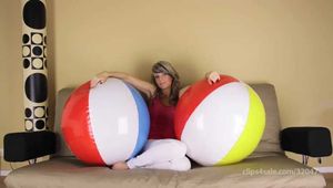 079 Steffi loves beach balls
