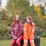 Miss Petra und Lady Nadja in AGU Regenanzug (original AGU) und einer orangen Adidas AGU Regenjacke