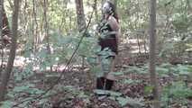Ivana mit Klebeband an einen Baum gefesselt 3/3