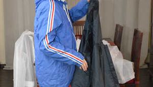 Selfbondage in Regenkleidung