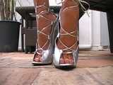 Extreme High Heels baumelnd