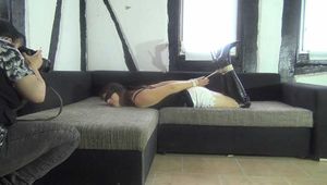 Ayu im hogtie auf dem Sofa 2/2