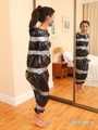 Vijaya - Hogtaped in Müllsack 01