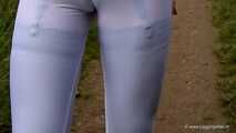 Strapse unter weißer Leggings