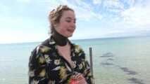 Mia am Strand