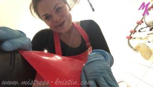Meine geile rote #Gummischürze mit blauen #Gummihandschuhen