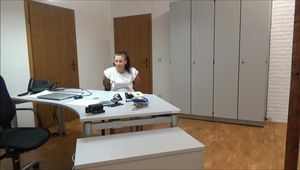 Paula - Hochsicherheitsgefangene im Büro Teil 3 von 9