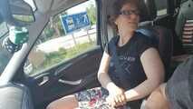 Breitbeinig über die Autobahn