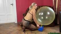 Sexy pumppopping five balloons