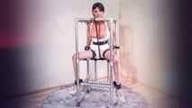 BONDAGE CUBE - Marie mit Dildo und Analhaken - Bondage Furniture