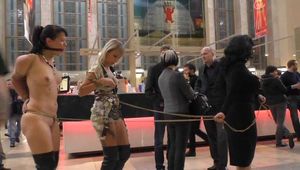 Nude Bondage Walk Venus 3