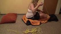 Miri entkommt gefesselt aus dem Schlafsack