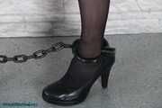 Glamour girl in Ketten und Handschellen