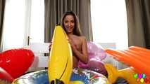 602 Amirah Adara comes over and starts to pop right away