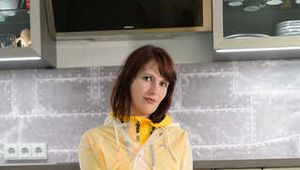 Miss Petra in Schmuddelwedda Regenmantel, Rains Regenmantel und Ilse Jacobsen Regenhose (mit Bondage)