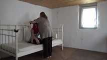 Lana in Seilen auf dem Bett 1