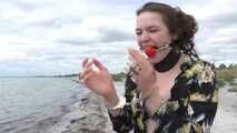 Mia am Strand
