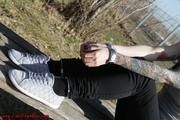 Im Februar in der Sonne liegen, natürlich in Handschellen.