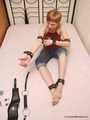Alice Lee - Nettes rothaariges Mädchen Alice Lee spielt eine Self-Bondage-Szene