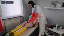 Dilatation und Melkung in Gummihandschuhen 