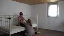 Lana in Seilen auf dem Bett 1