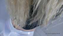Cameltoe und schwarze Handschuhe