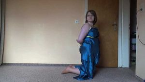 Hübsches Mädel in Blau und Gelb 1/2