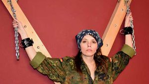 Hilflose Soldatin am Kreuz!