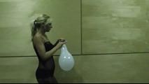 Sexy Blondine im Tunnel